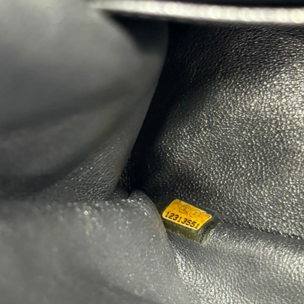 Codici seriali Chanel: come leggerli per riconoscere una borsa originale