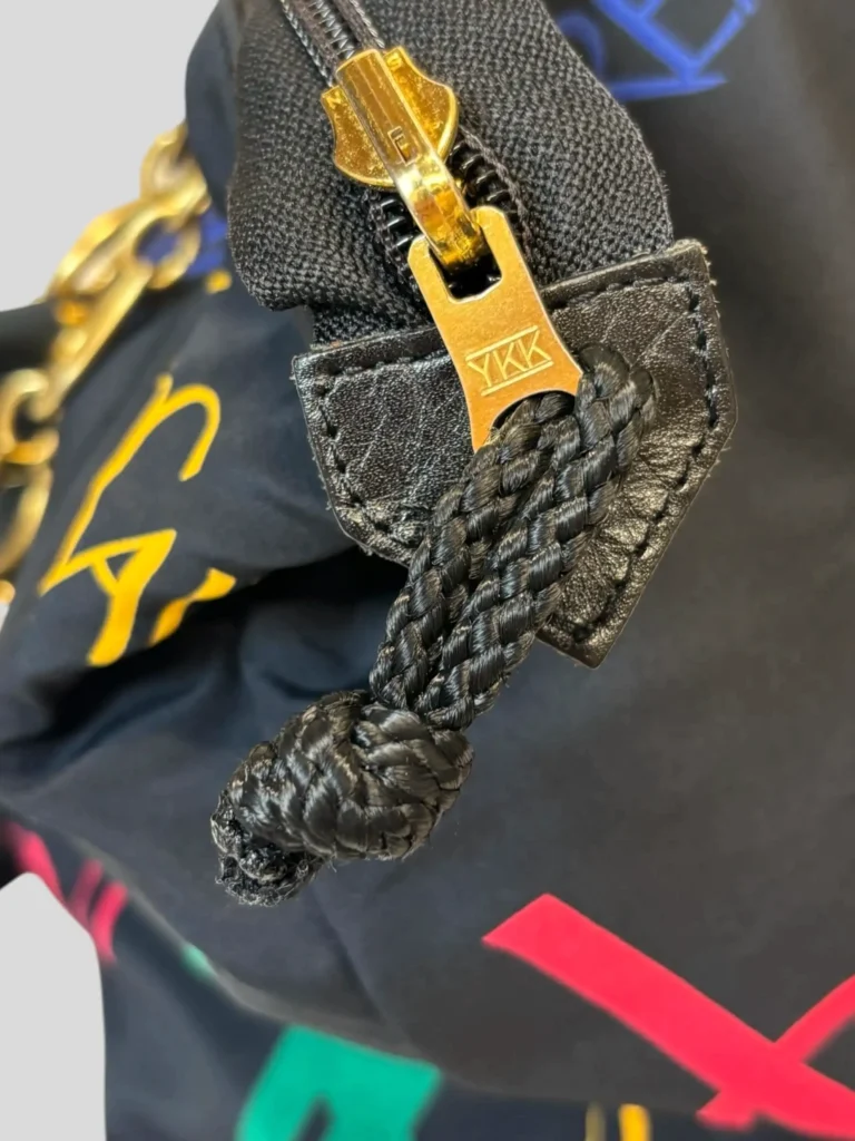 Borsa a spalla reversibile in nylon con logo all over., foto 12 di 13