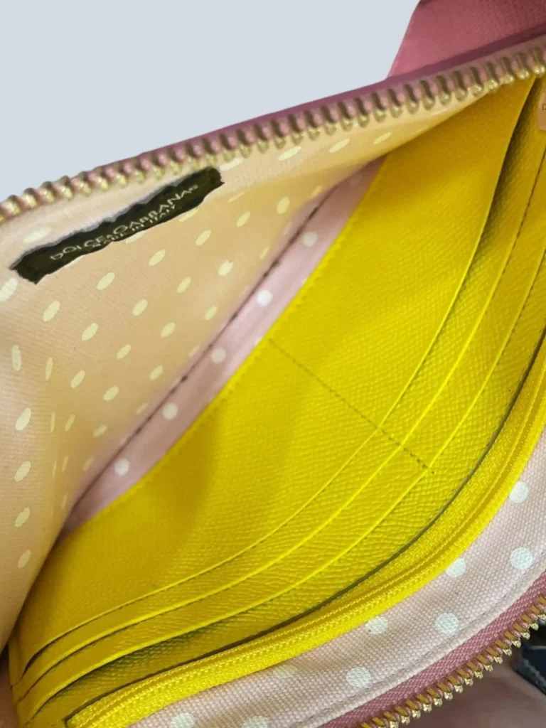 Pochette in pelle martellata stampa ananas., foto 8 di 9