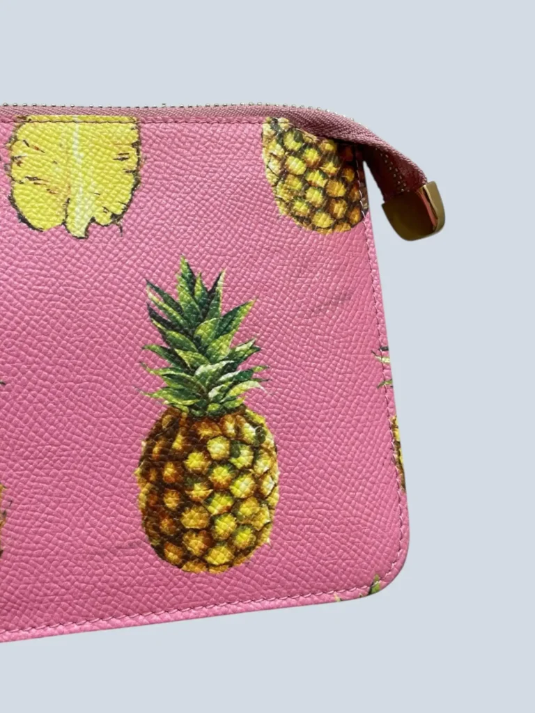 Pochette in pelle martellata stampa ananas., foto 4 di 9