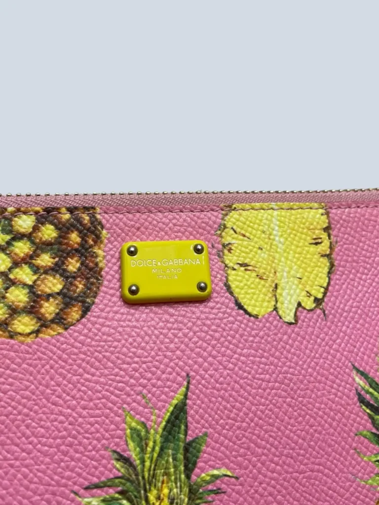 Pochette in pelle martellata stampa ananas., foto 5 di 9