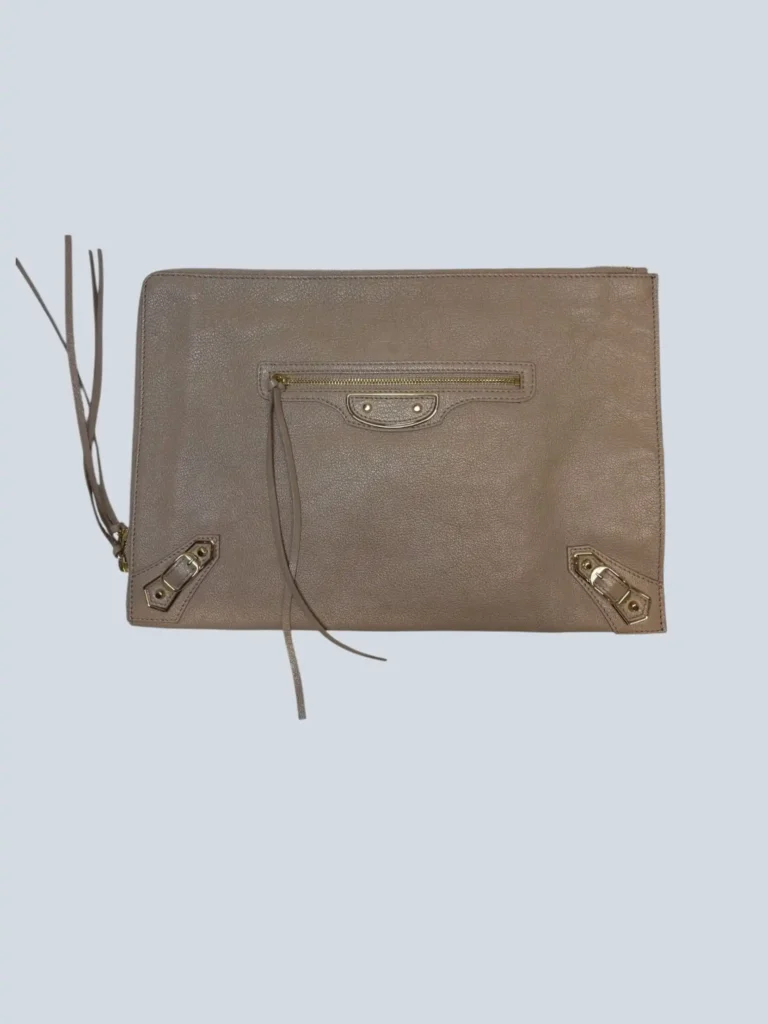 Pochette City in pelle con borchie.