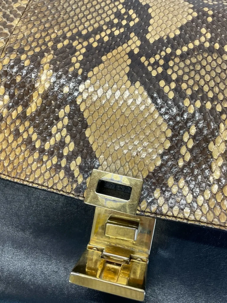 Borsa a spalla Trapeze Medium in pitone e suede., foto 11 di 19