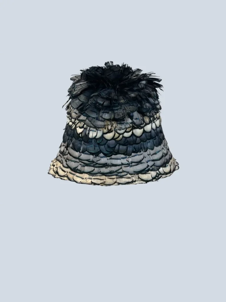 Cappello bucket in piume e rete, M.