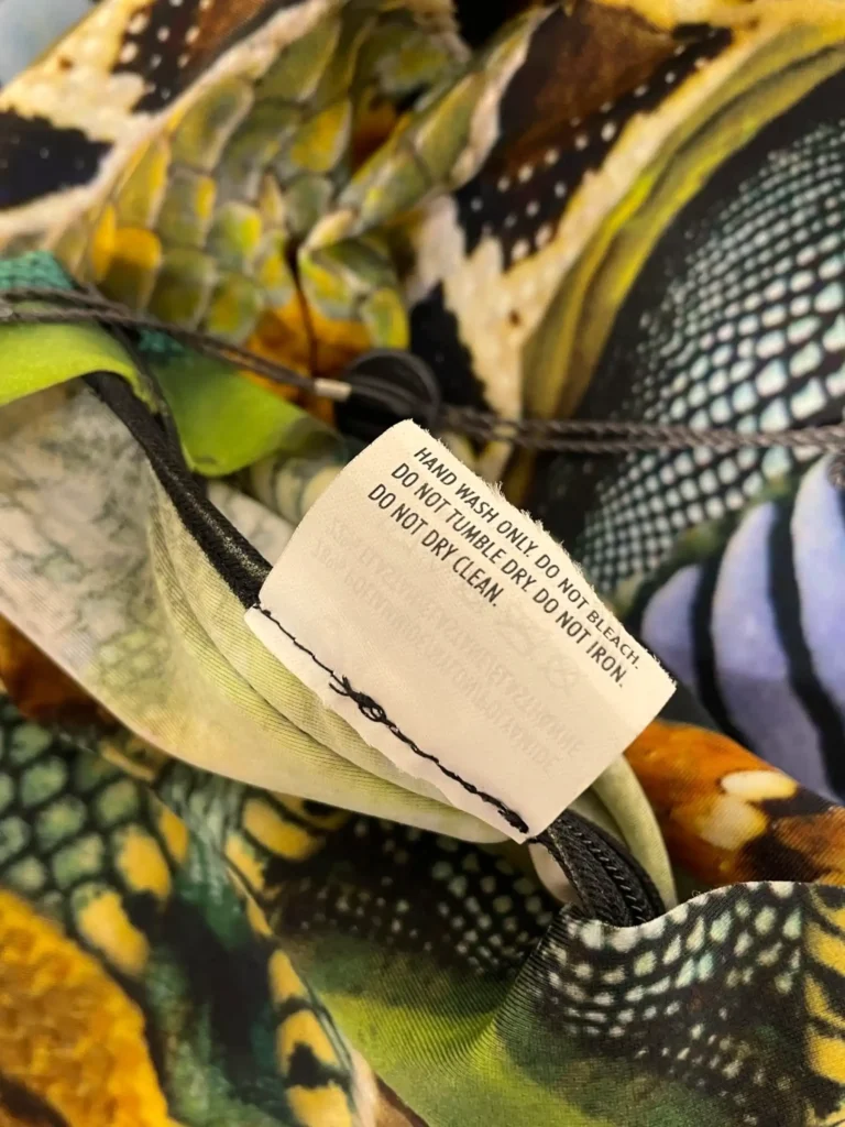 Tuta e foulard con stampa animalier., foto 7 di 11