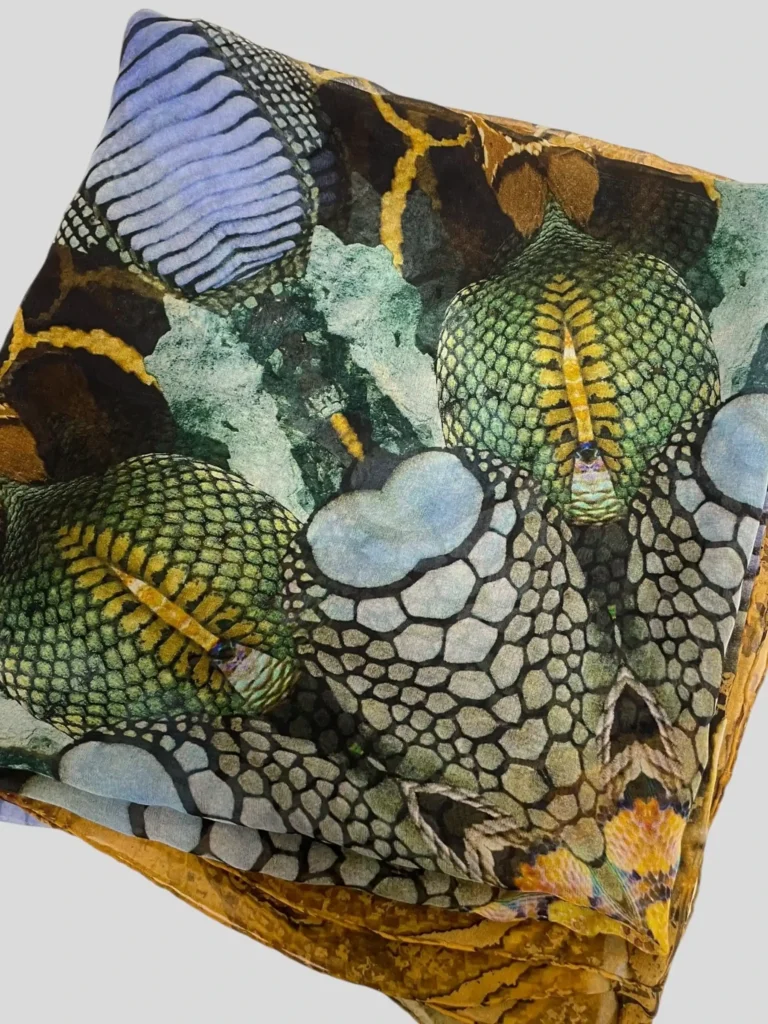 Tuta e foulard con stampa animalier., foto 8 di 11