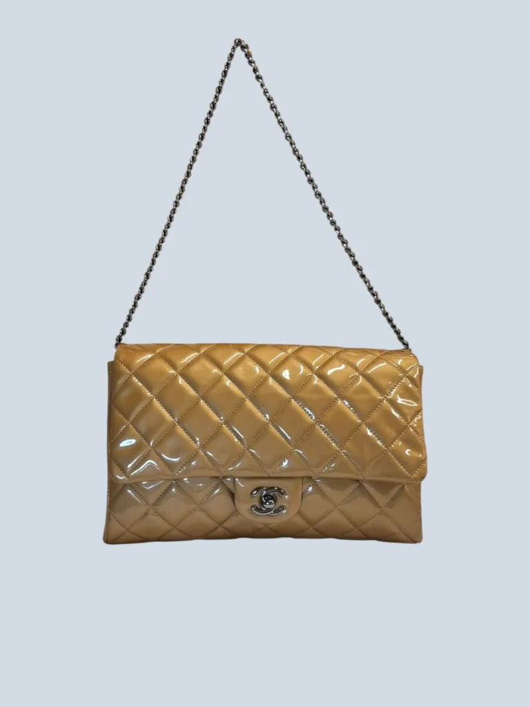 Borsa a spalla Timeless Classic Flap in vernice matelassé.