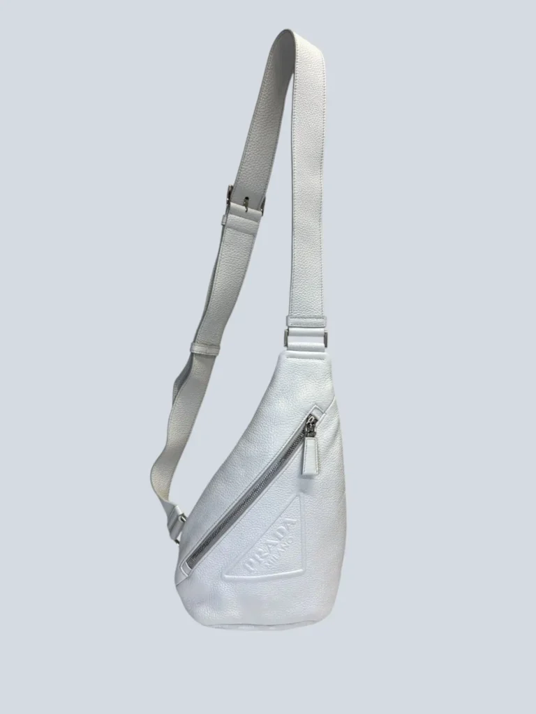 Borsa a tracolla Sling in pelle martellata.