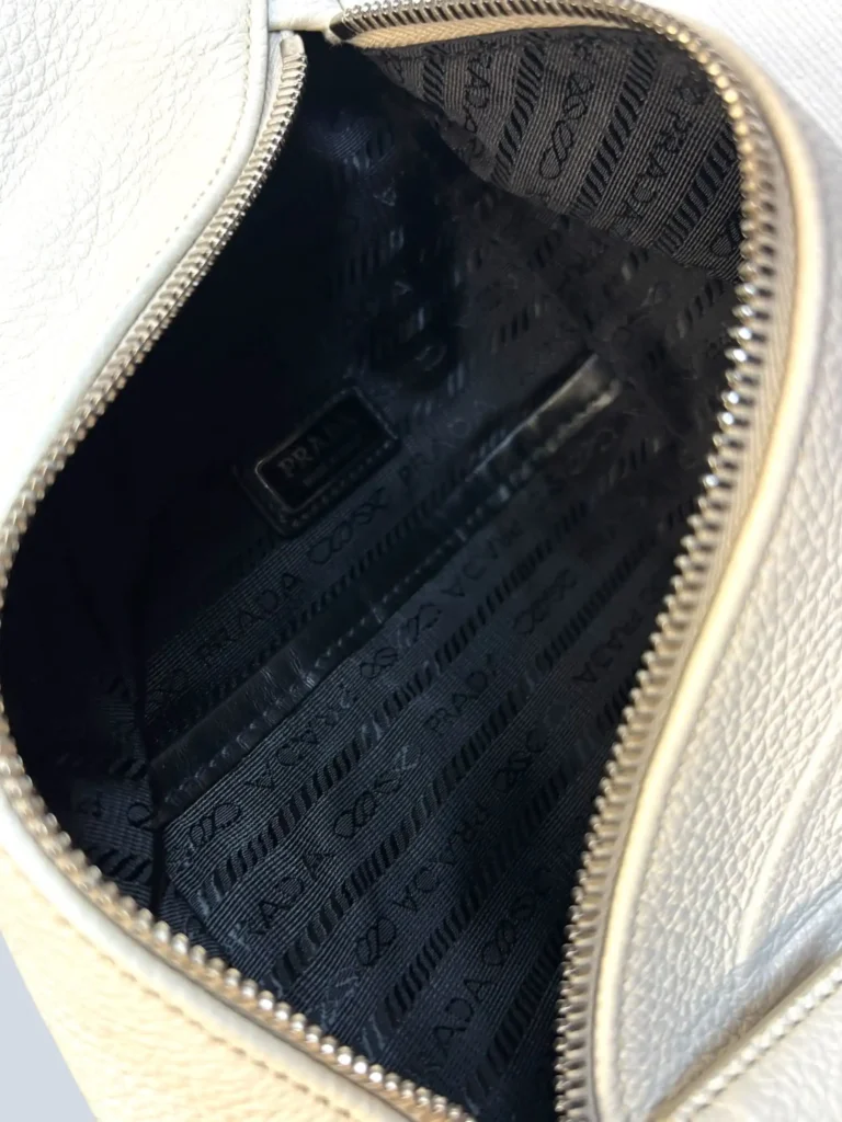Borsa a tracolla Sling in pelle martellata., foto 5 di 9