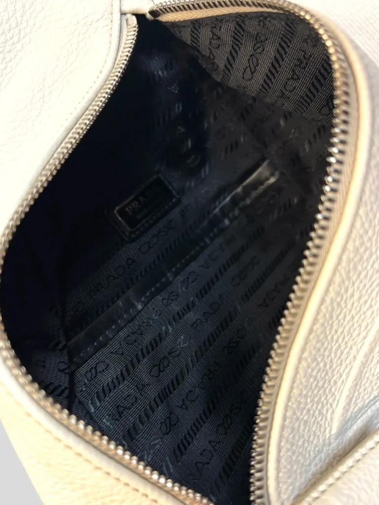 Borsa a tracolla Sling in pelle martellata., foto 5 di 9