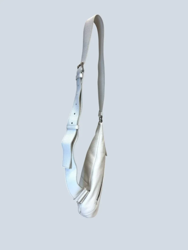 Borsa a tracolla Sling in pelle martellata., foto 3 di 9