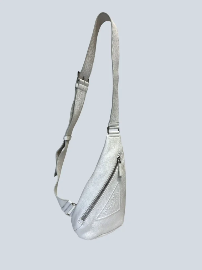 Borsa a tracolla Sling in pelle martellata., foto 2 di 9