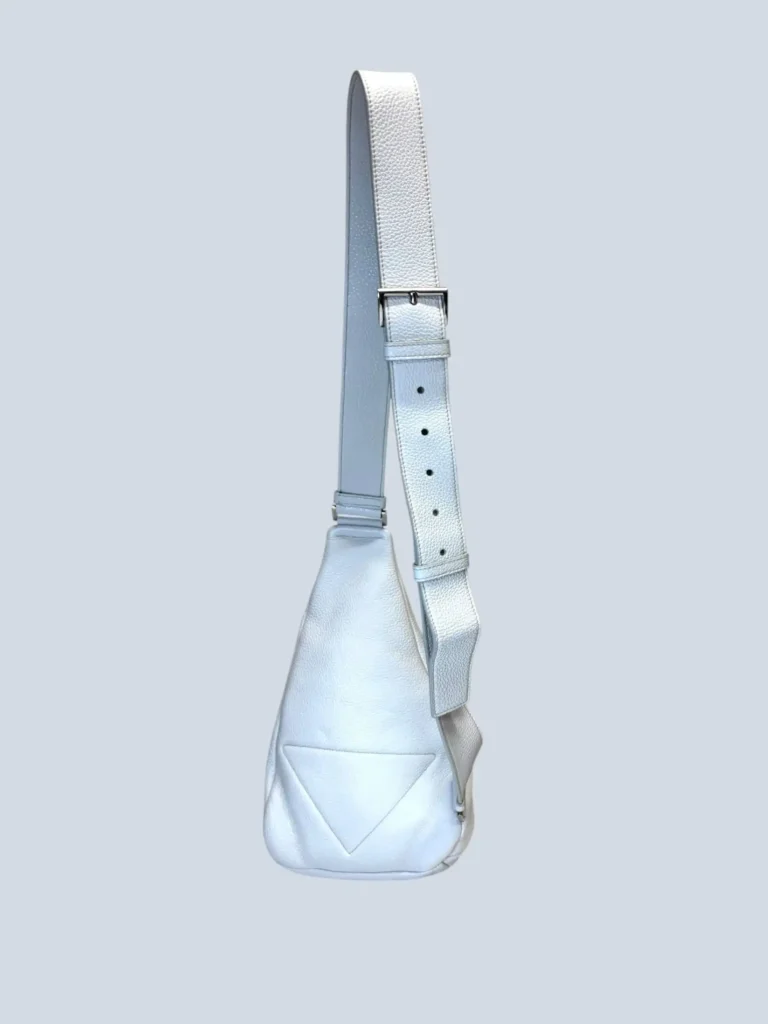 Borsa a tracolla Sling in pelle martellata., foto 4 di 9