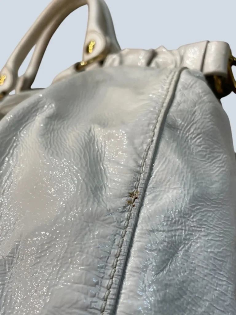 Borsa tote a tracolla in vernice Lux Ruched., foto 12 di 16
