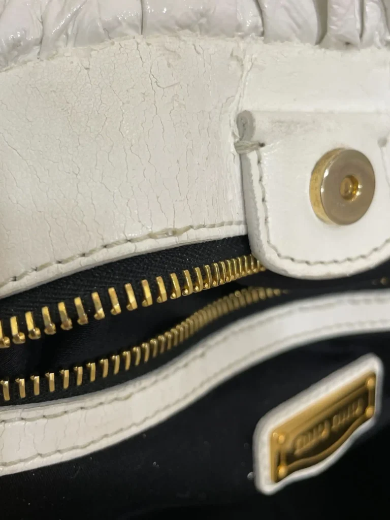 Borsa tote a tracolla in vernice Lux Ruched., foto 8 di 16