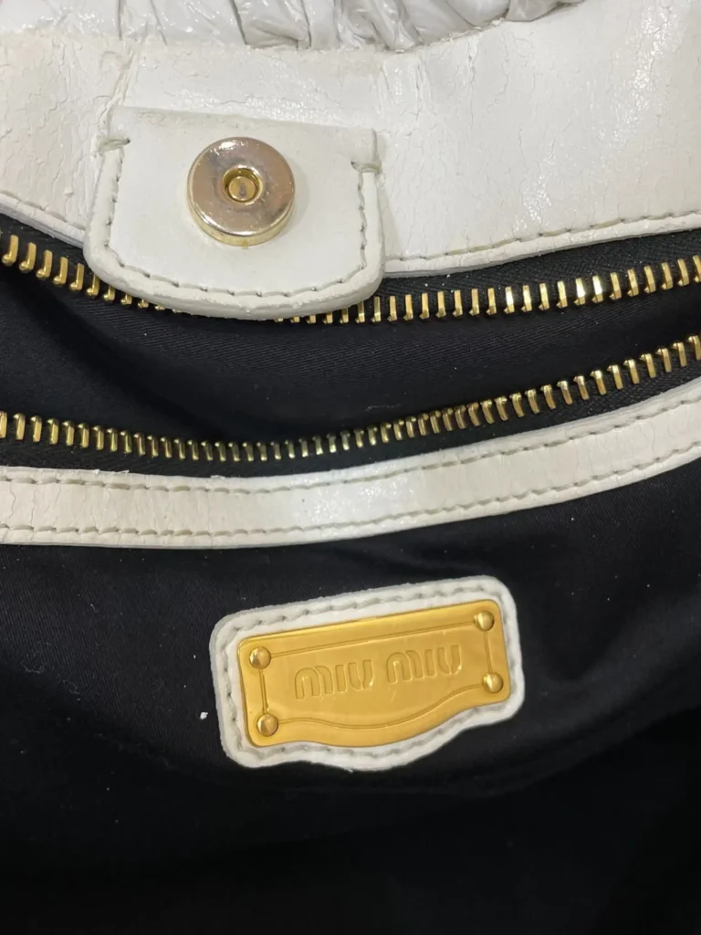 Borsa tote a tracolla in vernice Lux Ruched., foto 7 di 16