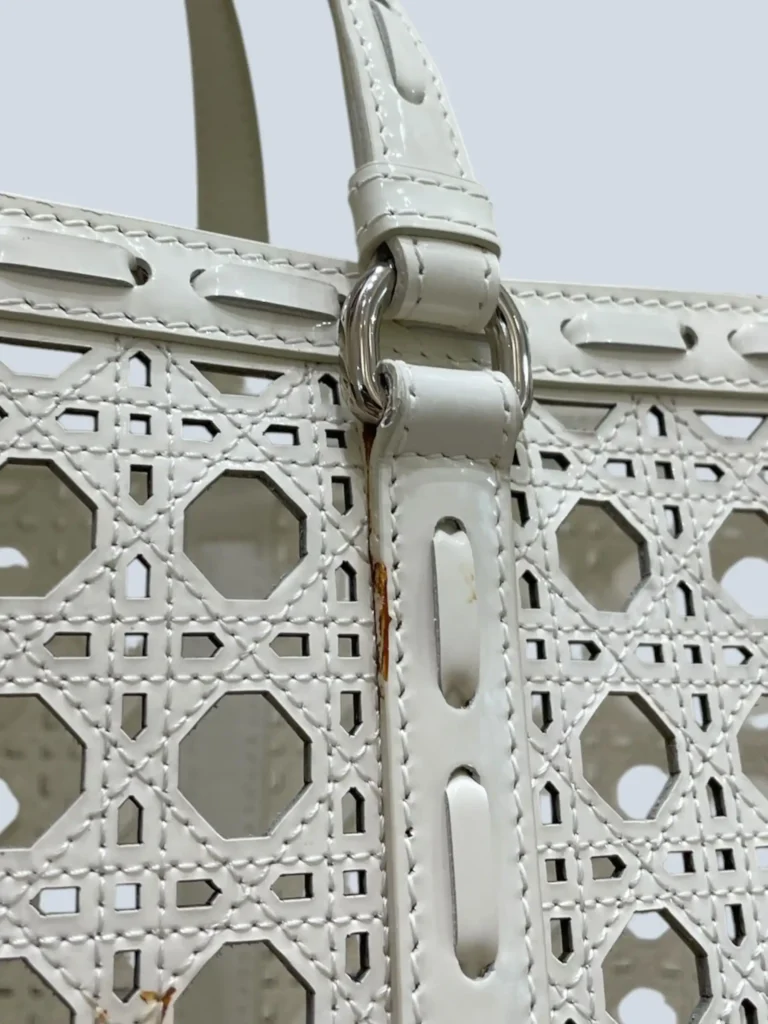 Borsa tote in pelle Cannage traforata e vernice., foto 15 di 18