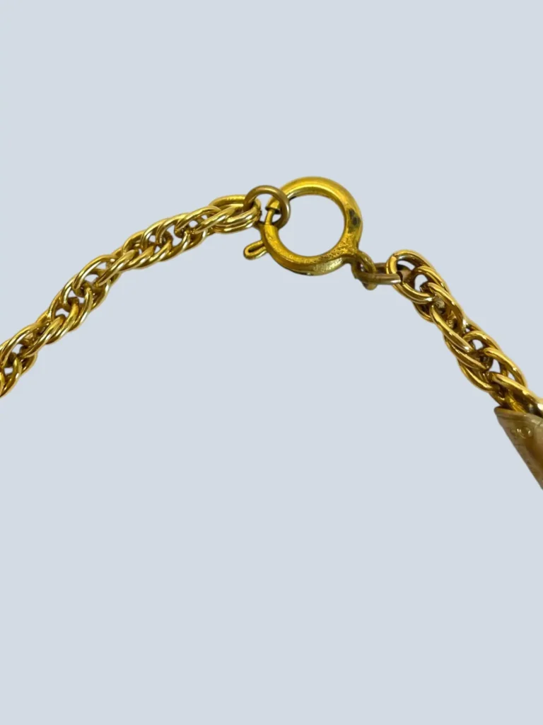 Collana in metallo placcato oro con ciondolo CC., foto 5 di 5