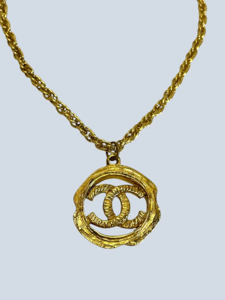 Collana in metallo placcato oro con ciondolo CC., foto 4 di 5