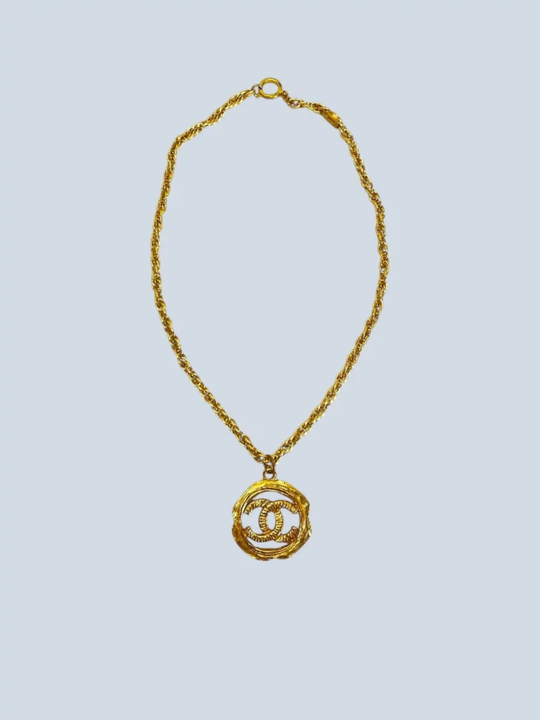 Collana in metallo placcato oro con ciondolo CC.