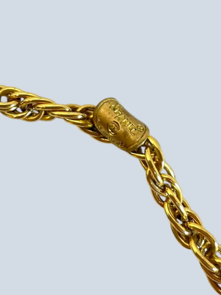 Collana in metallo placcato oro con ciondolo CC., foto 3 di 5