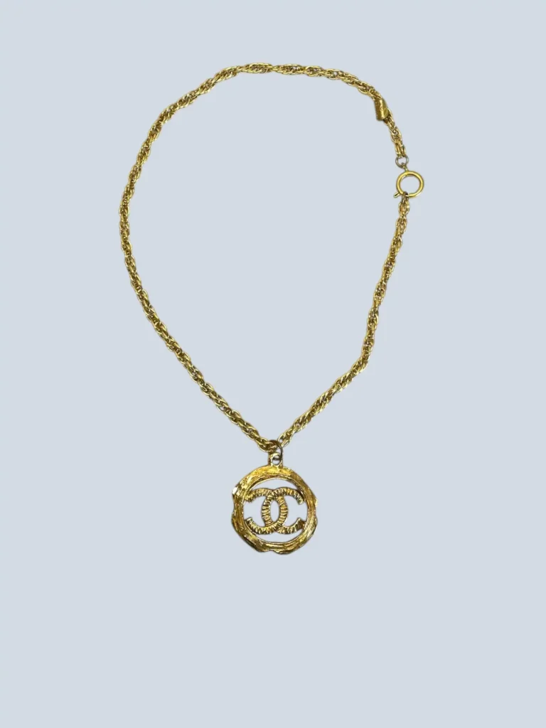Collana in metallo placcato oro con ciondolo CC., foto 2 di 5