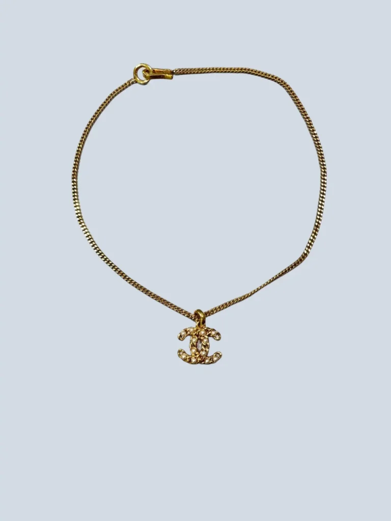 Collana in metallo con ciondolo CC con perle.