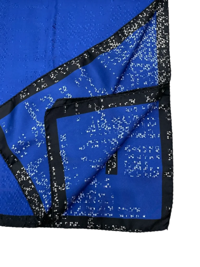 Geometric logo silk carré, photo 6 of 6