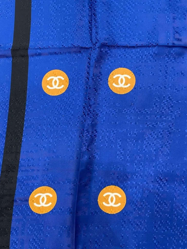 Geometric logo silk carré, photo 4 of 6