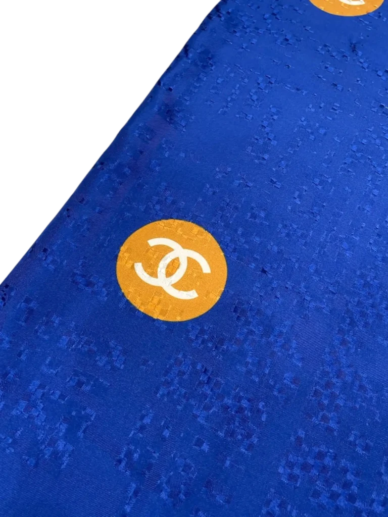 Geometric logo silk carré, photo 3 of 6