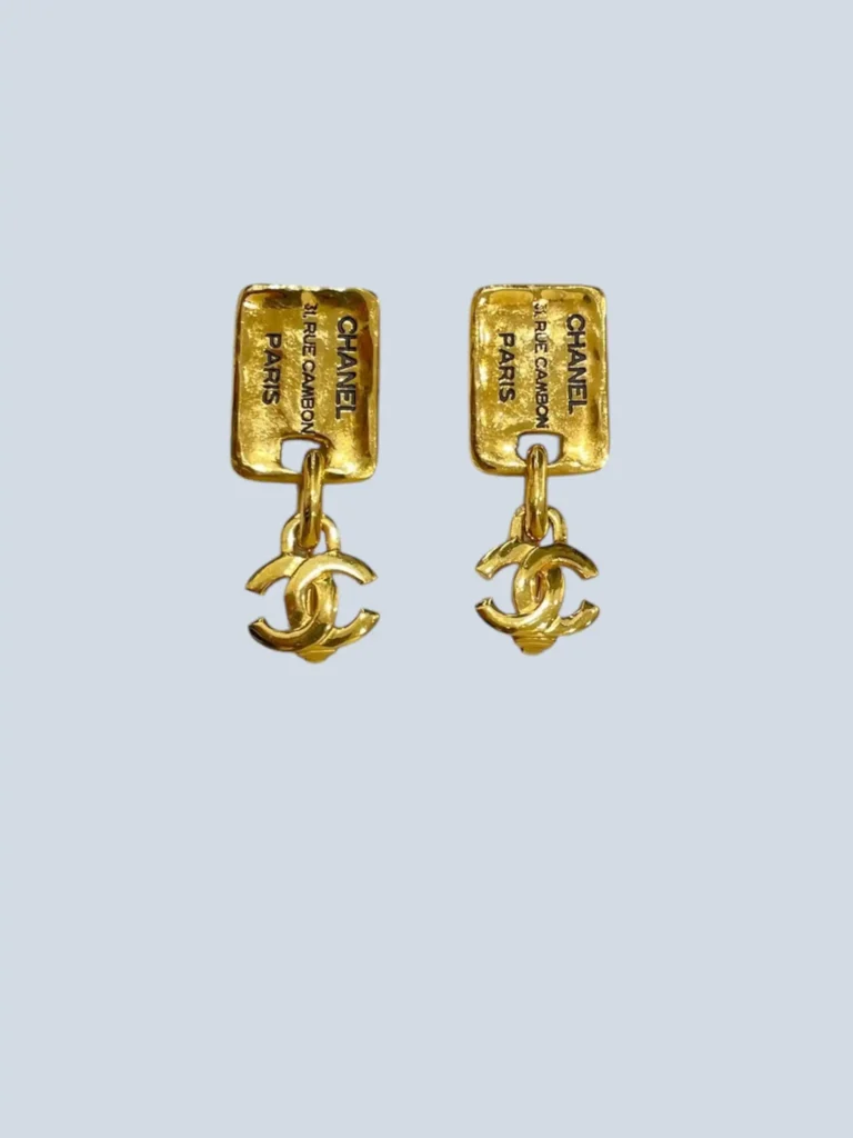 Orecchini a clip "31 Rue Cambon Paris" placcati in oro.