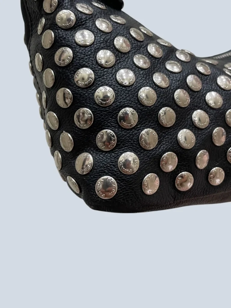 Borsa a mano Mini Studded Hobo in pelle martellata., foto 10 di 12