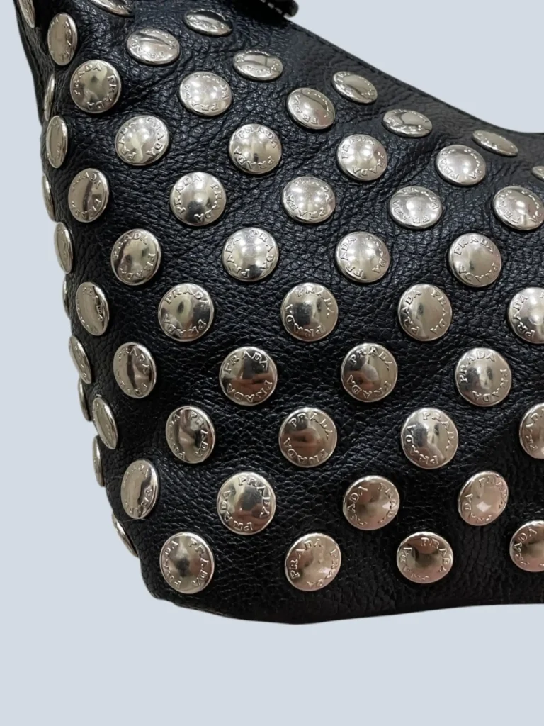 Borsa a mano Mini Studded Hobo in pelle martellata., foto 9 di 12