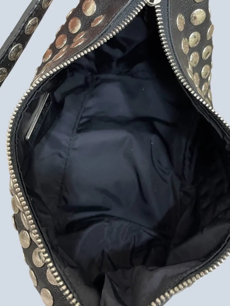 Borsa a mano Mini Studded Hobo in pelle martellata., foto 6 di 12