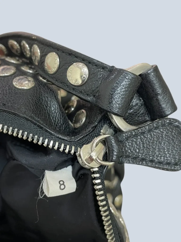 Borsa a mano Mini Studded Hobo in pelle martellata., foto 8 di 12