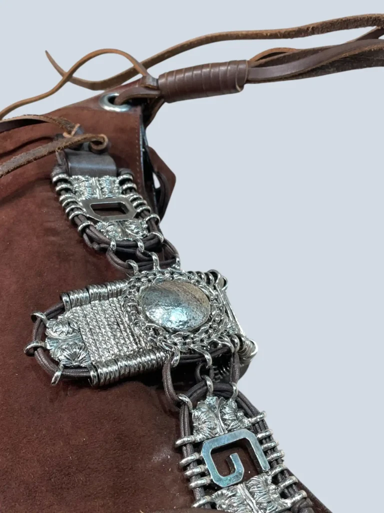 Borsa a spalla in suede con frange e decorazioni metalliche., foto 7 di 7