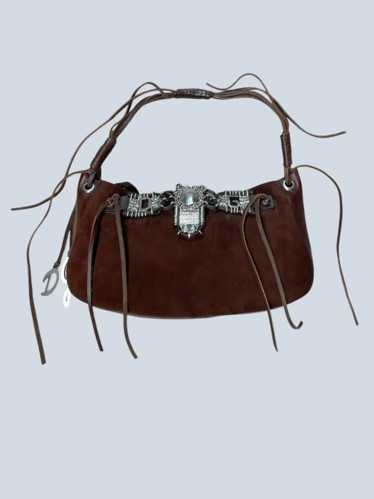 Borsa a spalla in suede con frange e decorazioni metalliche.