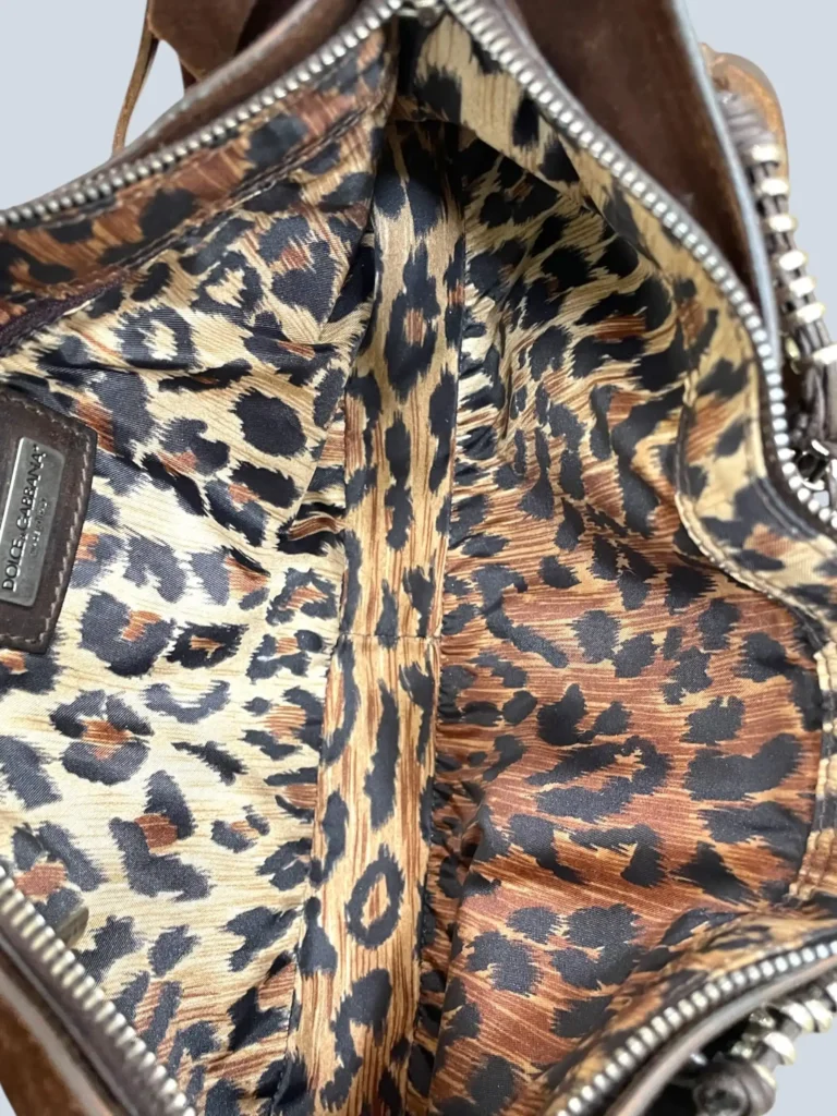 Borsa a spalla in suede con frange e decorazioni metalliche., foto 5 di 7