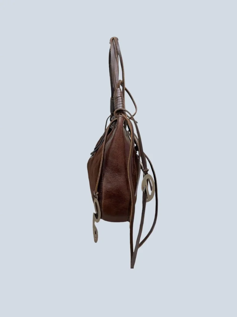 Borsa a spalla in suede con frange e decorazioni metalliche., foto 2 di 7