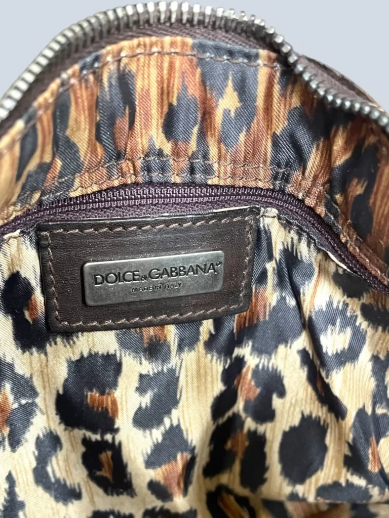Borsa a spalla in suede con frange e decorazioni metalliche., foto 6 di 7