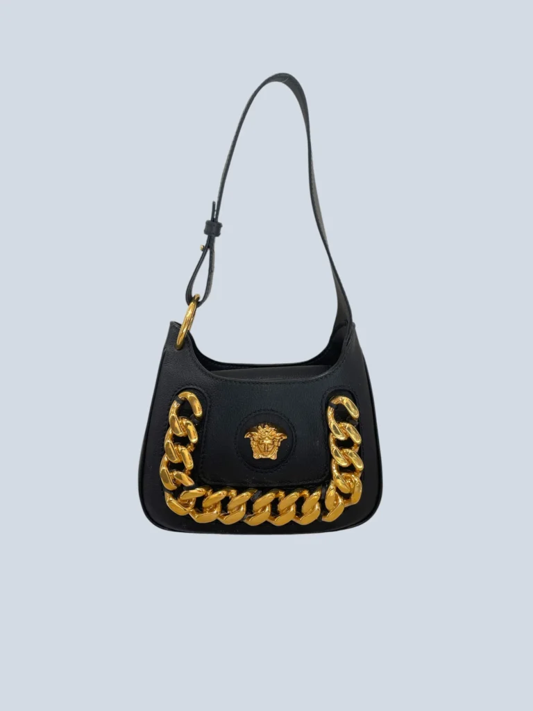 Borsa La Medusa Hobo di Versace in pelle nera con catena dorata vista frontale.