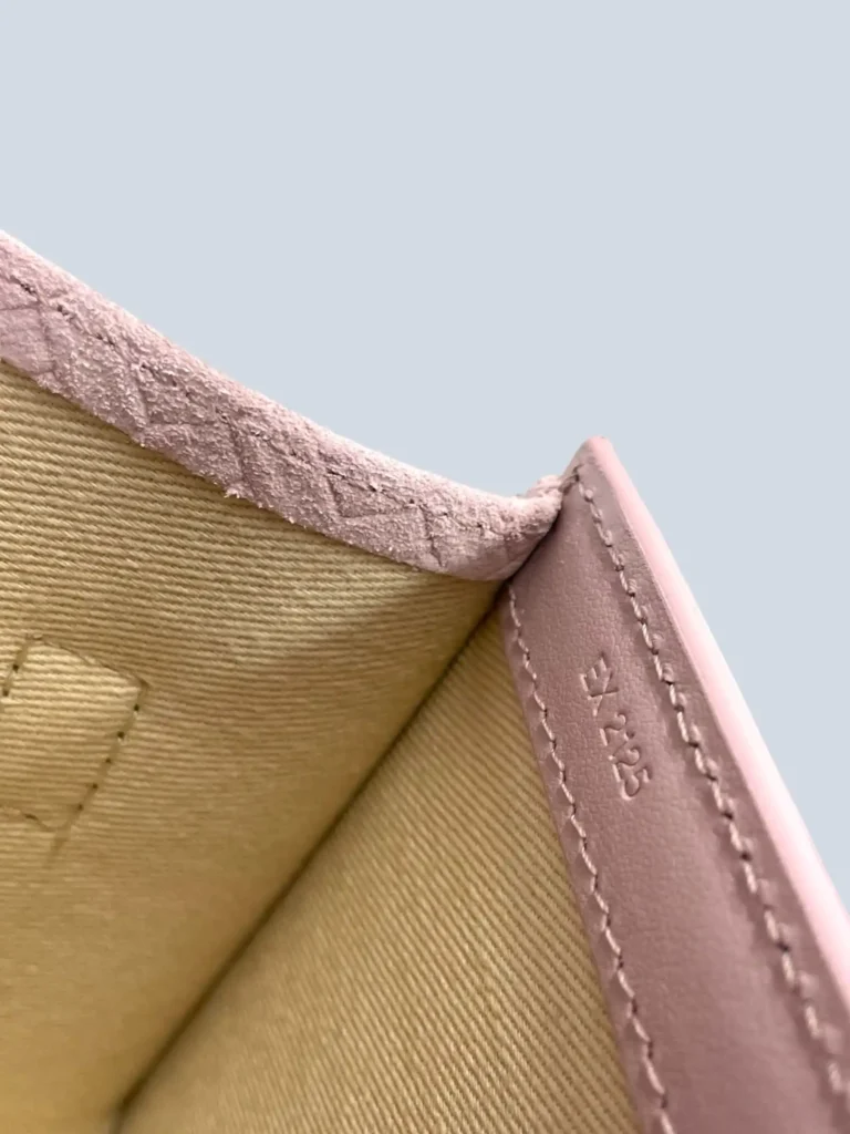 Borsa a tracolla Le Grand Bambino in suede motivo intrecciato., foto 9 di 11