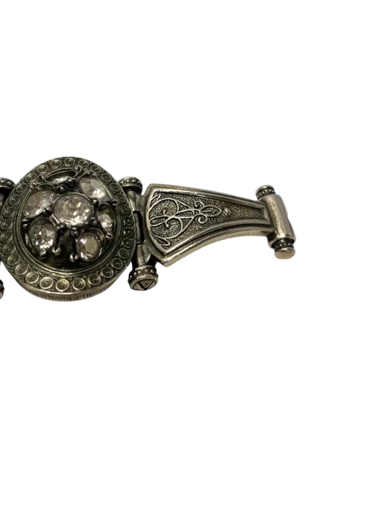 Bracciale in metallo lavorato con teschi e strass., foto 7 di 7