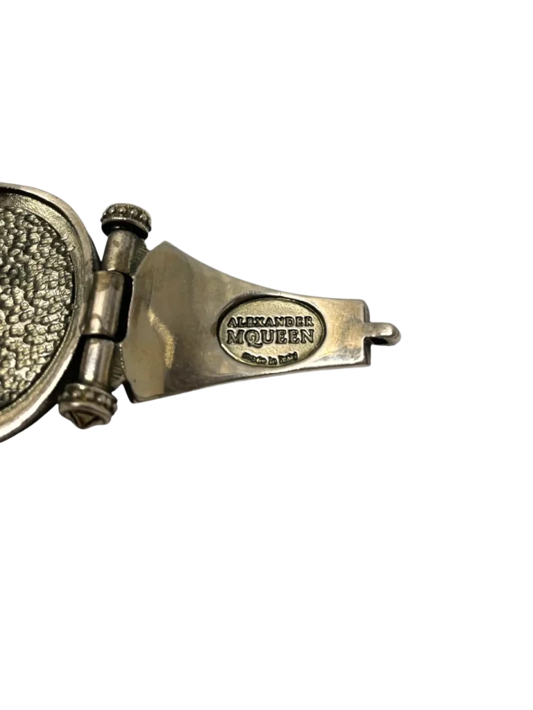 Bracciale in metallo lavorato con teschi e strass., foto 6 di 7