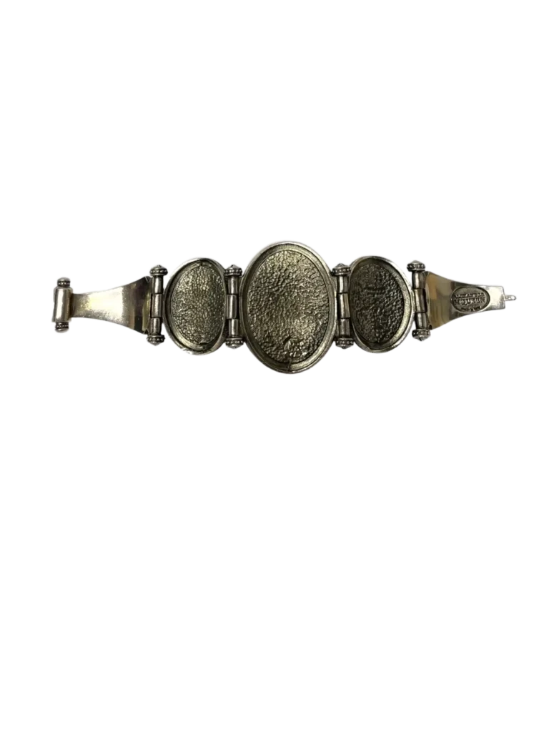 Bracciale in metallo lavorato con teschi e strass., foto 4 di 7
