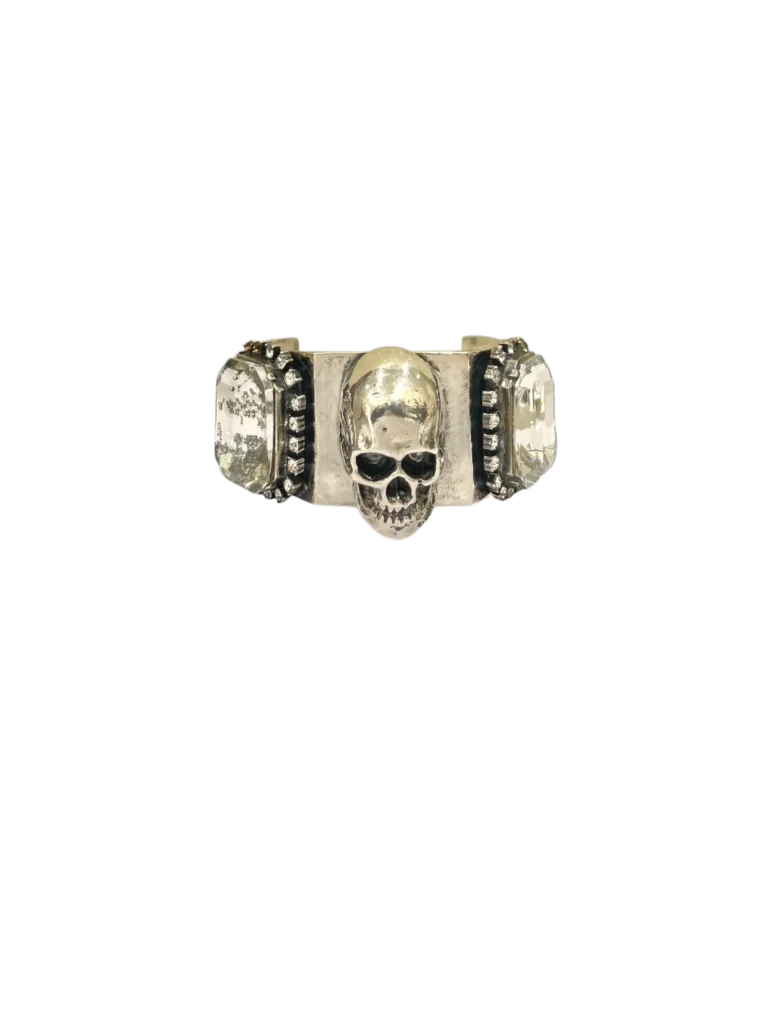 Bracciale rigido Alexander McQueen con teschio in vista frontale.