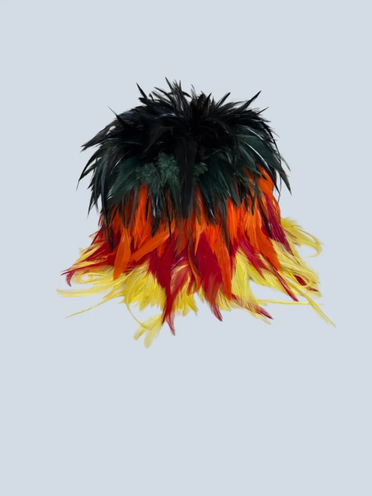 Cappello bucket di Prada in piume multicolore, vista frontale.