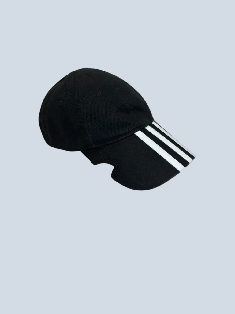 Cappello da baseball nero Balenciaga con strisce bianche visto di lato.