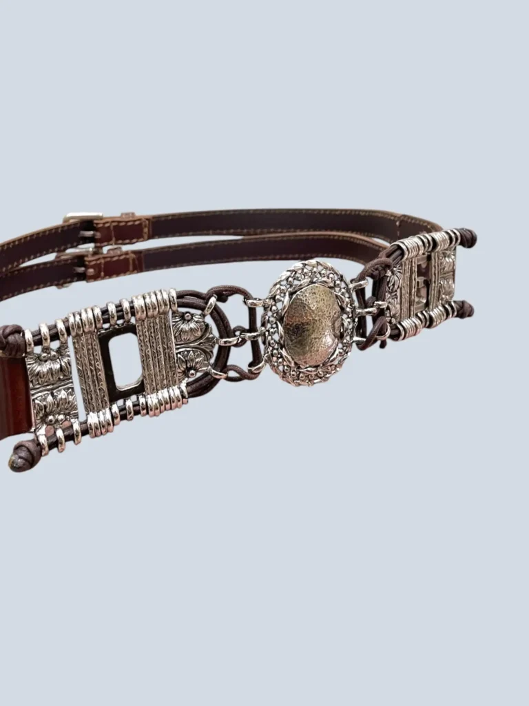 Cintura in pelle con decorazioni metalliche., foto 4 di 7