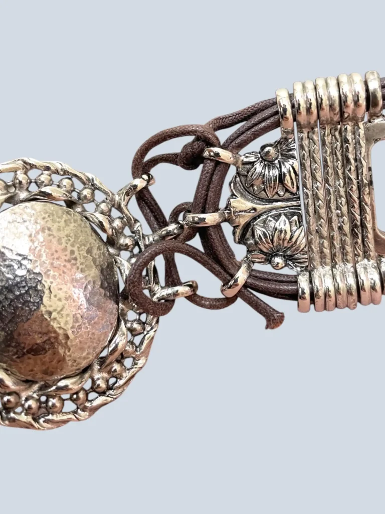 Cintura in pelle con decorazioni metalliche., foto 5 di 7
